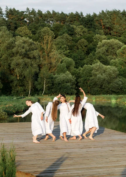 Stylish Modern Dance Ukrainian Girls Background Lake 스톡 사진