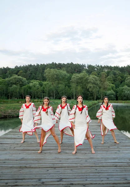 Young People Slavic Clothes Dancing Pier Lake Kupala Summer 로열티 프리 스톡 사진