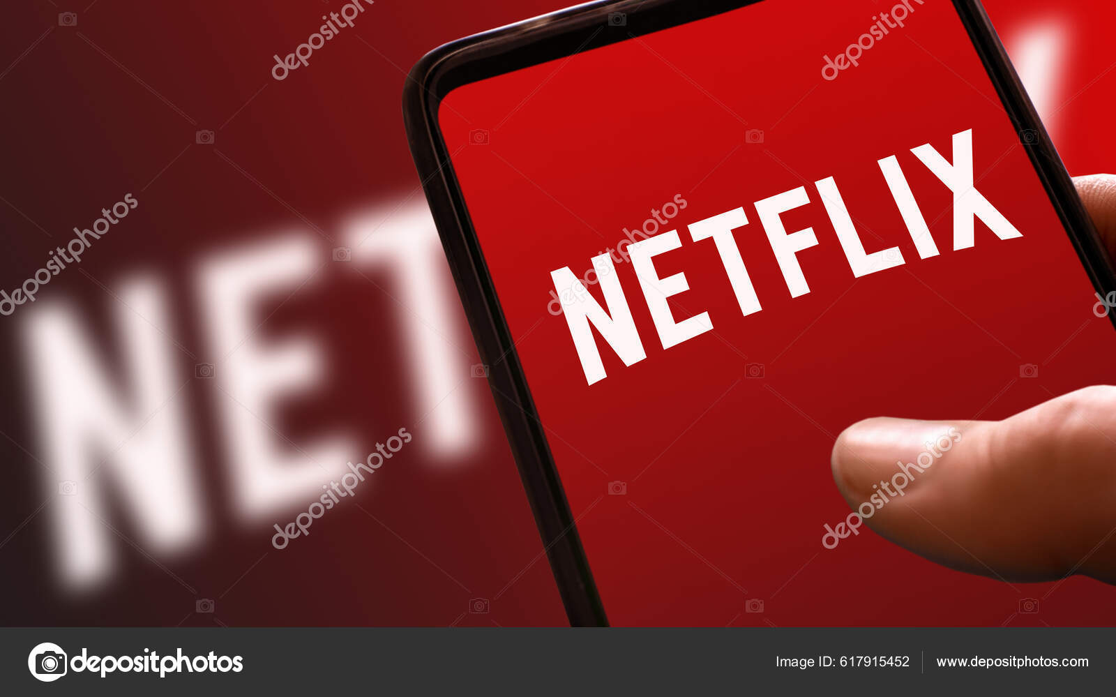 넷플릭스빨간 로고는 디스플레이의 배경에 색으로 표시되어 스마트폰 화면에 영화와 시리즈 — 스톡 에디토리얼 사진 © andreajk3  #617915452
