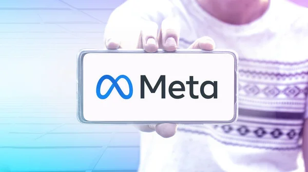 Meta Logo Slovo Smartphone Držení Rukou Uvnitř Metaverzního Pozadí — Stock fotografie