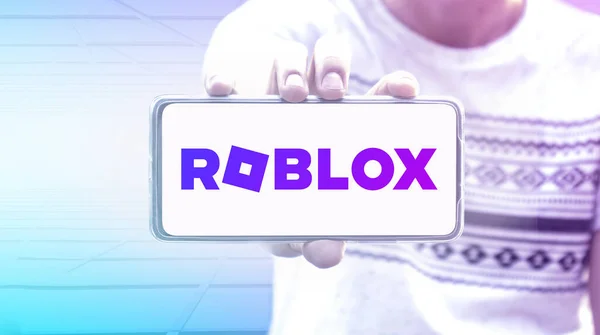 Roblox Logo Woord Smartphone Vasthouden Door Een Hand Metaverse Achtergrond — Stockfoto