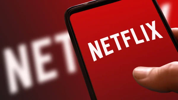 Czerwone Logo Netflix Wyświetlaczu Telefonu Komórkowego Rampą Tle Strumieniowe Przesyłanie Zdjęcie Stockowe