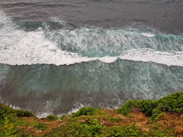 Surf Océanique Vertical Avec Vue Depuis Les Rochers — Photo