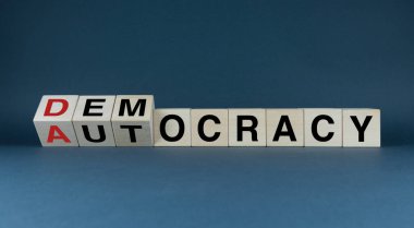 Demokrasi mi, otokrasi mi? Küpler Demokrasi ya da Autocracyr kelimelerini oluşturur. Demokrasi ya da Özerklik kavramı