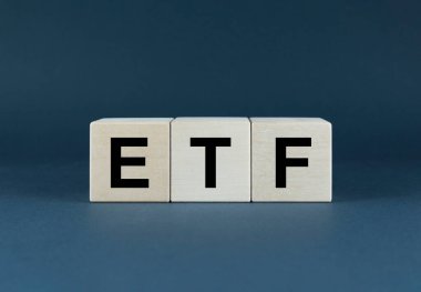 ETF - Borsa Ticaret Fonu. Küpler ETF kelimesini oluşturuyor. ETF kavramı - Ticaret Fonu Ticaret Pazarı ICO Finansal Teknoloji Yatırım Konsepti