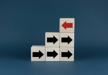 Bireysellik ve Eşsizlik, farklılık, bireysellik ve kalabalık konseptinden uzak durmak. Bir kırmızı ok, çoğu siyah okun tam tersidir.