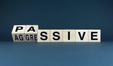 Ahşap blokların PASSIVE AGGRESSIVE 'ı hecelediği kavramsal bir görüntü. Kelime, bu karmaşık davranış kalıbının iç çatışmasını ve ikiliğini sembolize eden iki bölüme ayrılmıştır. Psikoloji, sosyoloji ve kişisel gelişim için mükemmel.