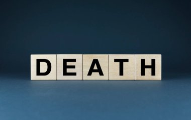 Ölüm kelimesi ahşap bloklarda heceleniyor. Bu görüntü kayıp, keder ve insanlık hali temalarını keşfetmek için kullanılabilir.