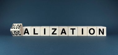 GLOBALIZATION sözcüğünün yer aldığı ahşap bir blok, iş ve kültür küresel ve yerel perspektifler arasındaki dengeyi sembolize ederek, lokalizasyon sözcüğünü ortaya çıkarmak için ters çevrildi
