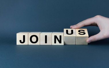 Tahta bloklar bize katılıyor. Son bloğu yerleştirmek için bir el uzanıyor. Görüntü, pazarlama materyalleri, sosyal medya paylaşımları ve işe alım, takım çalışması ve topluluk oluşturma ile ilgili sunumlar için mükemmel.