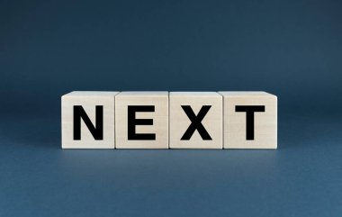 Tahta bloklardan oluşan minimalist bir kompozisyon..