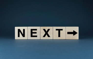 Tahta blokların yer aldığı minimalist bir kompozisyonda 