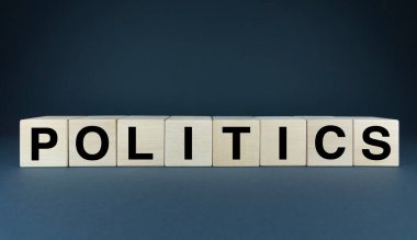 Tahta bloklar 'POLITICS' kelimesinin hecelenmesi güç, yönetim ve toplumsal yapıların karmaşık etkileşimini, ideolojilerin çatışmasını ve güç mücadelesini sembolize eder.