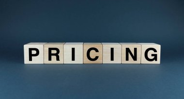 Fiyatları belirleme stratejik sürecini temsil eden kavramsal bir görüntü. 'FRICING' kelimesi karlılık ve müşteri memnuniyeti arasındaki hassas dengeyi öneriyor.