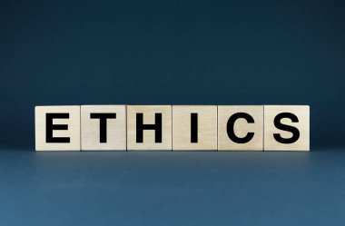 Ahşap bloklar ETHICS 'i heceleyerek ahlaki bir pusulayı ya da rehber prensibi sembolize ediyor. Ahlak, değerler ve karar verme kavramlarını göstermek için mükemmel.
