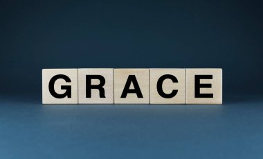 Tahta bloklar GRACE 'yi heceliyor zarafeti, duruşu ve zarafeti simgeliyor. Güzellik, sadelik ve entelektüellik kavramlarını göstermek için mükemmel.