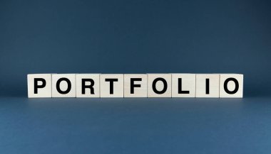 Tahta bloklar PORTFOLIO diye heceleniyor. Bu resim bir yatırım portföyünü sembolize ediyor.