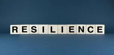 Tahta bloklar dinlenme kelimesini heceliyor. Sunumlar, raporlar veya kişisel büyüme, zihinsel sağlık ve üstesinden gelinen zorluklar için mükemmel bir proje