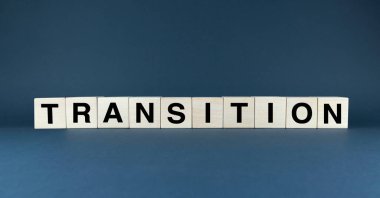 Tahta bloklar, TRANSITION 'un yazılışı kişisel ya da profesyonel gelişimin yolculuğunu sembolize eder. Makaleler, blog yazıları veya kişisel gelişim ve yaşam koçluğu ile ilgili her proje için idealdir