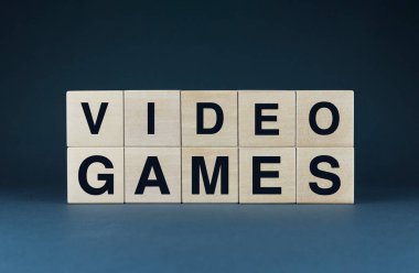 VIDEO GAMES 'i heceleyen tahta bloklar video oyunlarının geniş ve çeşitli dünyasını sembolize eder. Oyun kültürü ile ilgili makaleler, blog yazıları veya herhangi bir proje için ideal