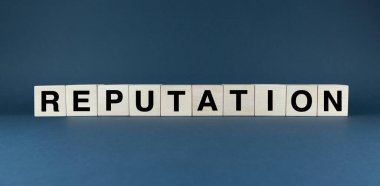 Tahta bloklar tekrar yazılıyor. Bu konsept çekim güçlü bir marka itibarı oluşturmanın önemini temsil etmek için mükemmeldir.