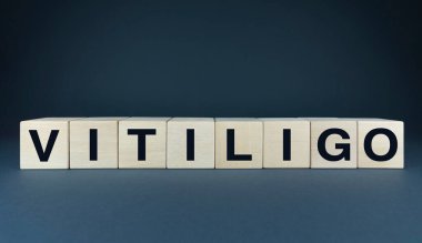 Tahta bloklar VITILIGO insan derisinin çeşitliliğini ve bireyselliğini sembolize eder. Makaleleri, blog yazılarını veya vücut pozitifliği ve kendini kabulle ilgili herhangi bir projeyi resmetmek için ideal