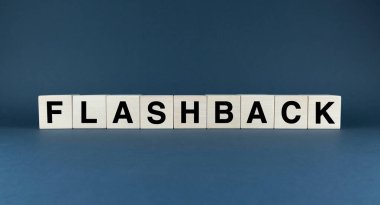 Tahta bloklar FLASHback 'i heceliyor, geçmiş anıları yad etme eylemini simgeliyor. Nostalji, hafıza ve geçmişi resmetmek için mükemmel.