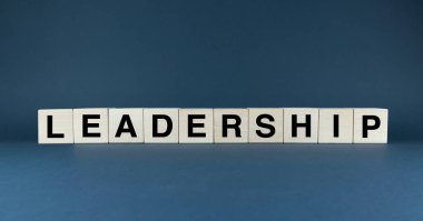 Tahta bloklar Leadership 'i heceliyor. İş sunumları, pazarlama materyalleri ve yönetim ve girişimcilik hakkında makaleler için mükemmel