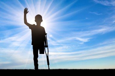 Koltuk değnekli sakat bir çocuğun silüeti, güneşli bir gökyüzüne karşı umut, güç ve azim ruhunu temsil ediyor. Fiziksel zorluklarla karşılaşan çocukların gösterdiği cesaret ve kararlılık temaları için mükemmel..