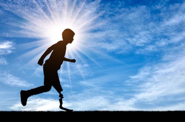 Gökyüzü zemininde protez bacaklı kararlı engelli çocuk koşucunun silueti. Motivasyon, ilham ve protez bacaklı engelli çocuklar için zorlukların üstesinden gelmek için ideal