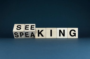 Tahta bloklar arama ve konuşma şeklinde heceleniyor. Kendini keşfetme kavramları, iletişim, kişisel gelişim ve kendini ifade etmenin önemi.