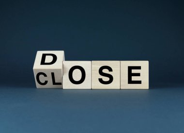 Tahta bloklar DOSE ve CLOSE diye heceleniyor. Tıbbi doğruluk, hasta güvenliği ve tıbbi güvenlik ve en iyi uygulamalarla ilgili eğitim materyallerini kavramsallaştırın.