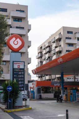 Barselona, İspanya - 21 Eylül 2022: Barselona, Katalonya, İspanya merkezindeki Galp benzin istasyonu