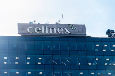 Barselona, İspanya - 21 Eylül 2022: Barcelona, Katalonya, İspanya 'daki İspanyol telekomünikasyon altyapı şirketi Cellnex Telecom' un ofis binası 
