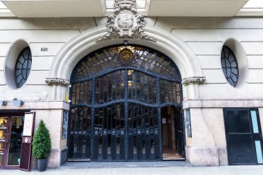 Barselona, İspanya - 3 Ekim 2022: Diagonal Avenue, Barcelona, Katalonya, İspanya 'da modernist bir binanın girişi 