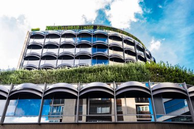 Barselona, İspanya - 3 Ekim 2022: Winterthur Binası cephesi, modern iskan binası, Barcelona, Katalonya, İspanya 'da Placa de Francesc Macia' da yer almaktadır. 