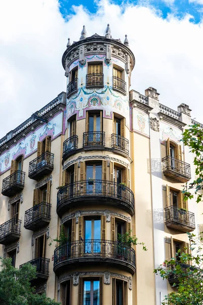 バルセロナ スペイン 2022年10月3日 マルドナードのファサード スペイン カタルーニャ州バルセロナにモザイクのある古典的な住宅建築 — ストック写真