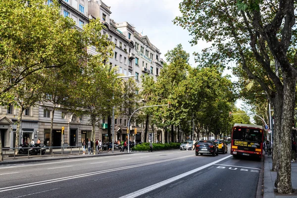 西班牙巴塞罗那 2022年10月3日 西班牙加泰罗尼亚巴塞罗那购物街的交通和人群 — 图库照片