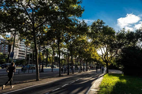 บาร เซโลนา สเปน ลาคม 2022 คนและการจราจรรอบ Diagonal Avenue ในบาร เซโลนา — ภาพถ่ายสต็อก