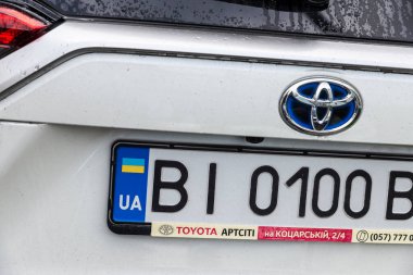 Viyana, Avusturya - 14 Ekim 2022: Ukrayna plakalı beyaz Toyota araba Viyana, Avusturya 'da bir sokağa park edilmiş. 