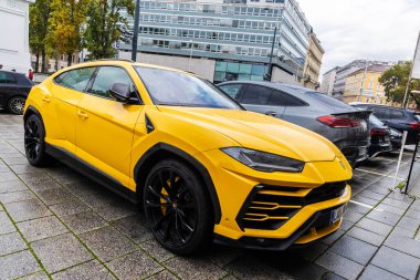 Viyana, Avusturya - 14 Ekim 2022: Sarı Lamborghini Urus arabası Viyana, Avusturya 'da bir sokağa park edildi 