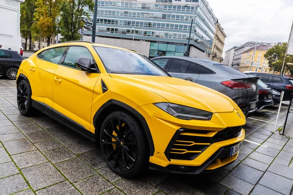 Вена Австрия Октября 2022 Года Желтый Автомобиль Lamborghini Urus Припаркован — стоковое фото