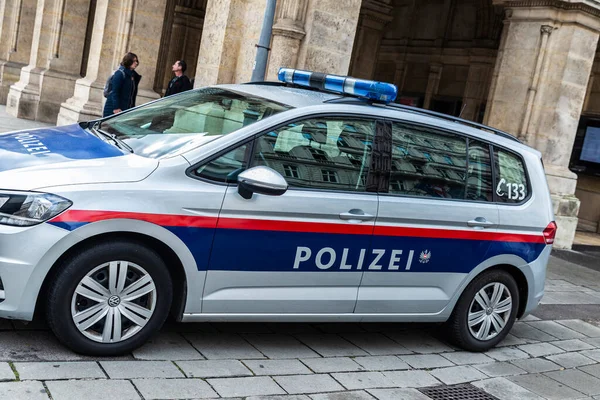 Viena Austria Octubre 2022 Volkswagen Police Car Parking Street People — Foto de Stock