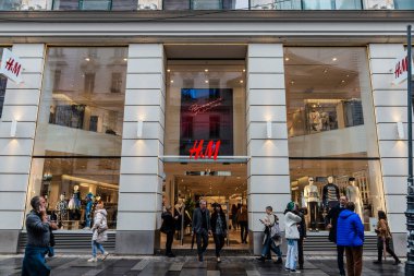Viyana, Avusturya - 14 Ekim 2022: Avusturya, Viyana 'da bir alışveriş caddesi olan Karntner caddesinde insanlarla dolu bir HM giyim mağazasının gösterimi