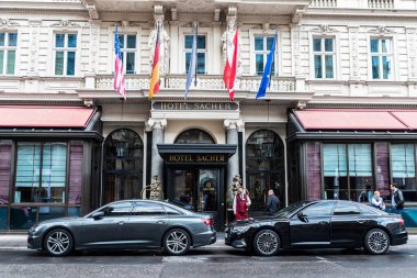 Viyana, Avusturya - 14 Ekim 2022: Innere Stadt, Viyana, Avusturya 'da insanların bulunduğu klasik bir bina.