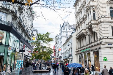 Viyana, Avusturya - 14 Ekim 2022: Karntner Caddesi, Innere Stadt, Viyana, Avusturya 'da mağazaları, restoranları ve çevresindeki insanlarla dolu alışveriş caddesi
