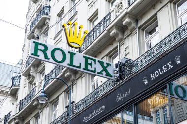 Viyana, Avusturya - 14 Ekim 2022: Innere Stadt, Avusturya 'da bir alışveriş caddesinde Rolex' in işareti