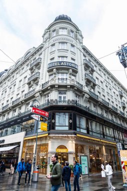 Viyana, Avusturya - 14 Ekim 2022: Innere Stadt, Viyana, Avusturya 'da insanların bulunduğu klasik bir bina olan Astoria Hotel cephesi