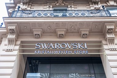 Viyana, Avusturya - 14 Ekim 2022: Swarovski mağazasının işareti, Innere Stadt, Viyana, Avusturya 'da bir alışveriş caddesinde lüks mücevherler