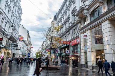 Viyana, Avusturya - 14 Ekim 2022: Karntner Caddesi, Innere Stadt, Viyana, Avusturya 'da mağazaları, restoranları ve çevresindeki insanlarla dolu alışveriş caddesi